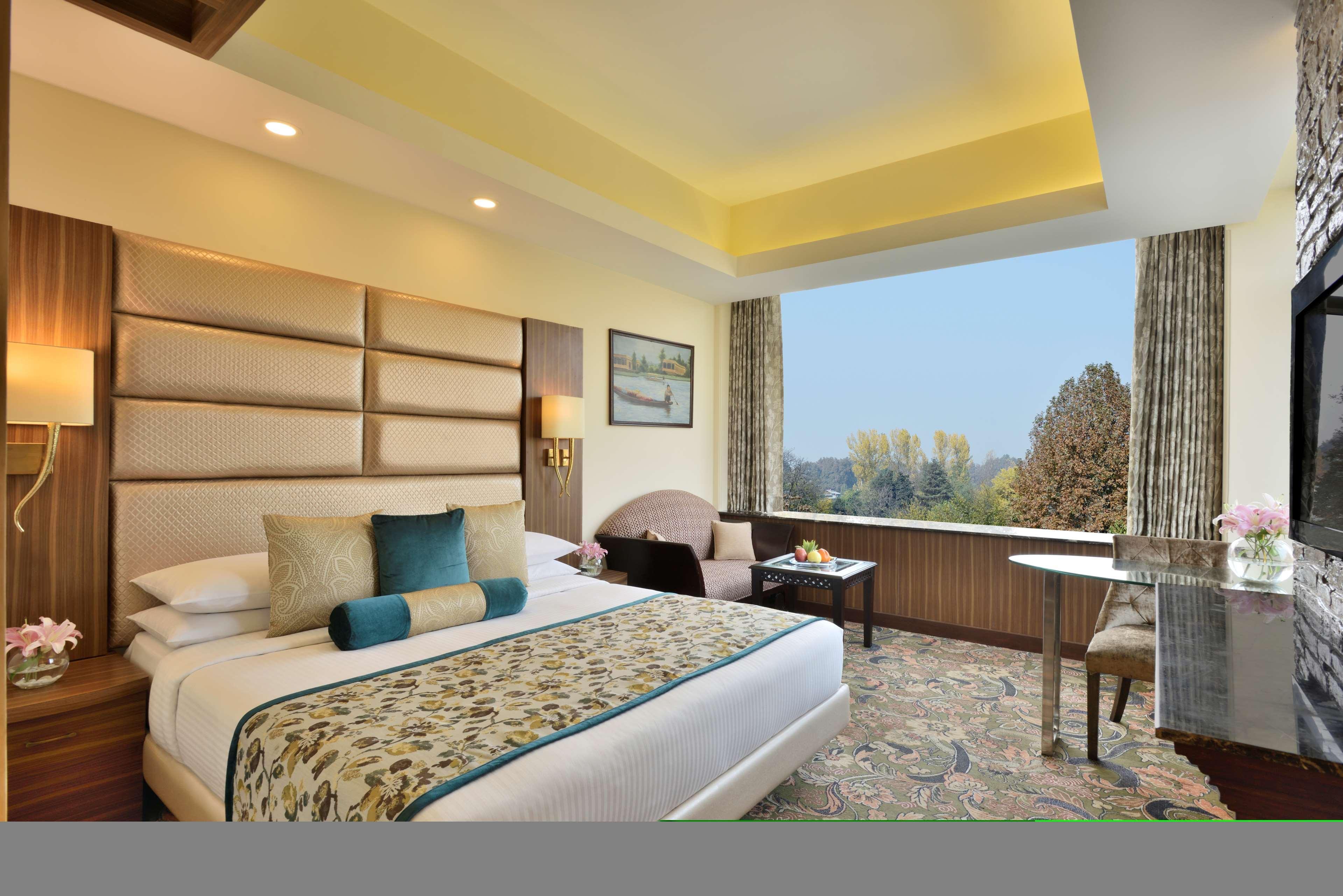 Radisson Srinagar Hotel Exterior foto