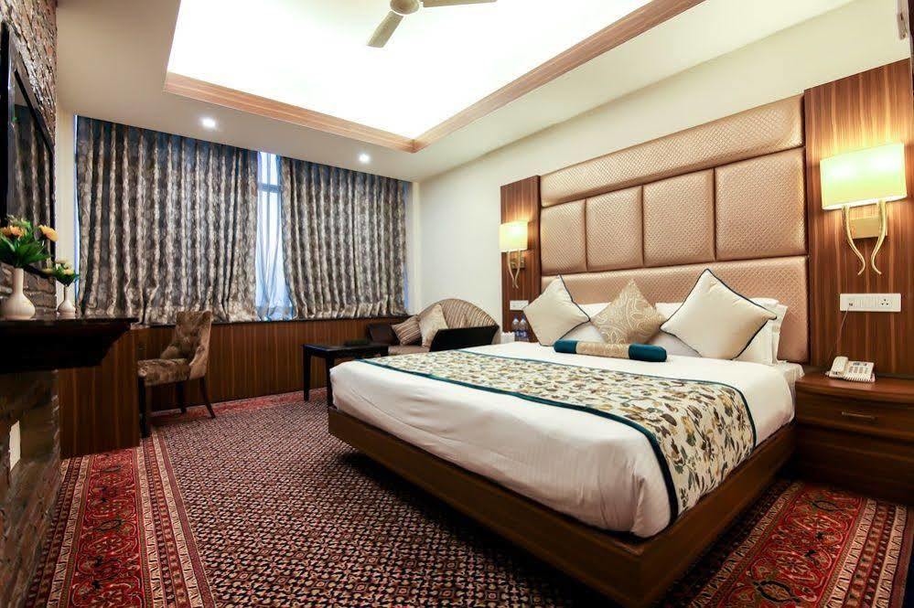 Radisson Srinagar Hotel Exterior foto